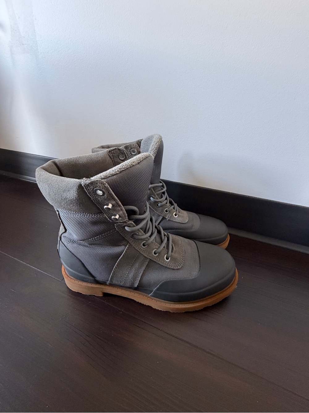 Hunter Insulated Commando Boots- Gray fits Women’s 9/ Men’s 7